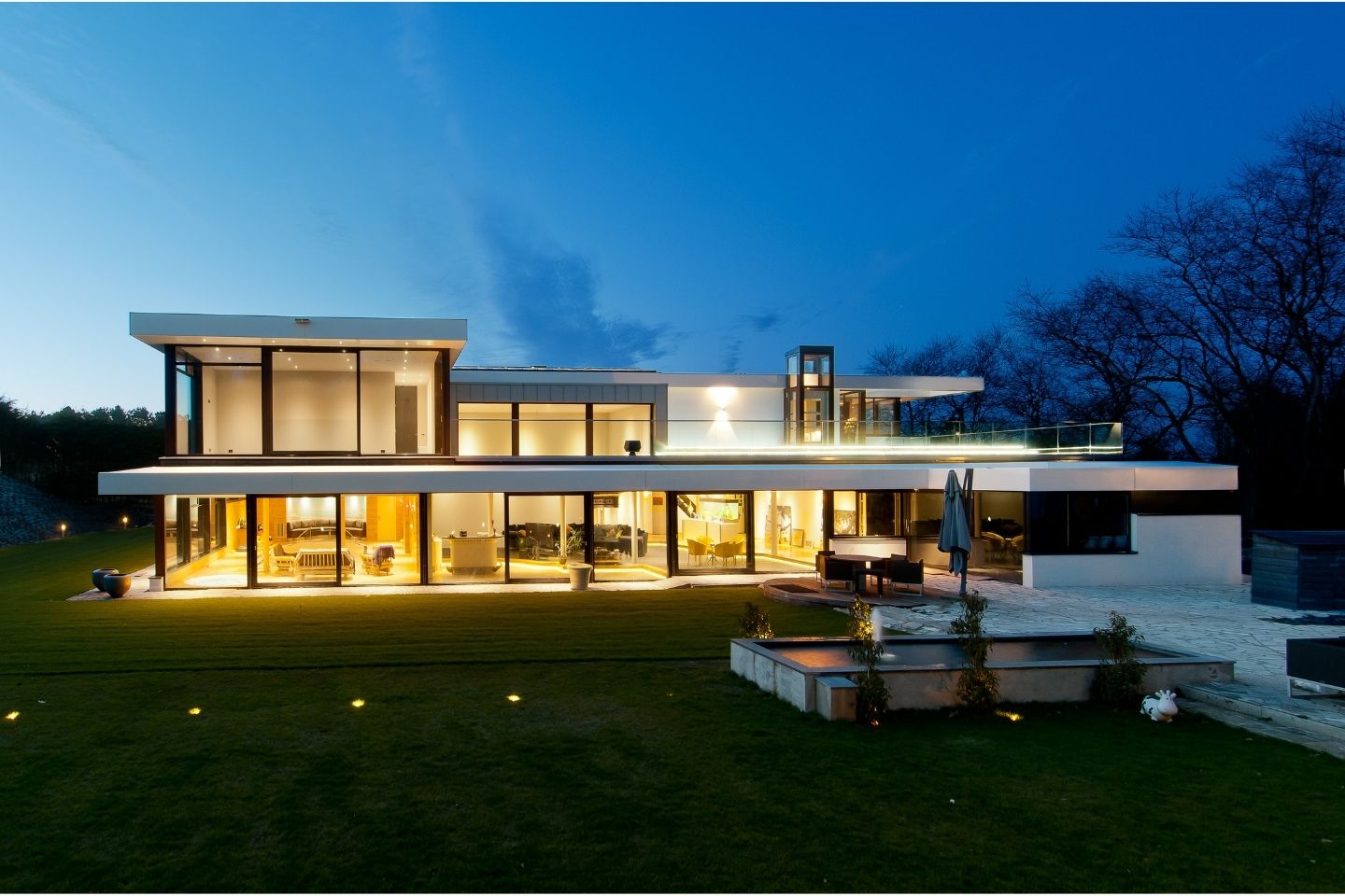 AG architecten luxe villa avond vooraanzicht