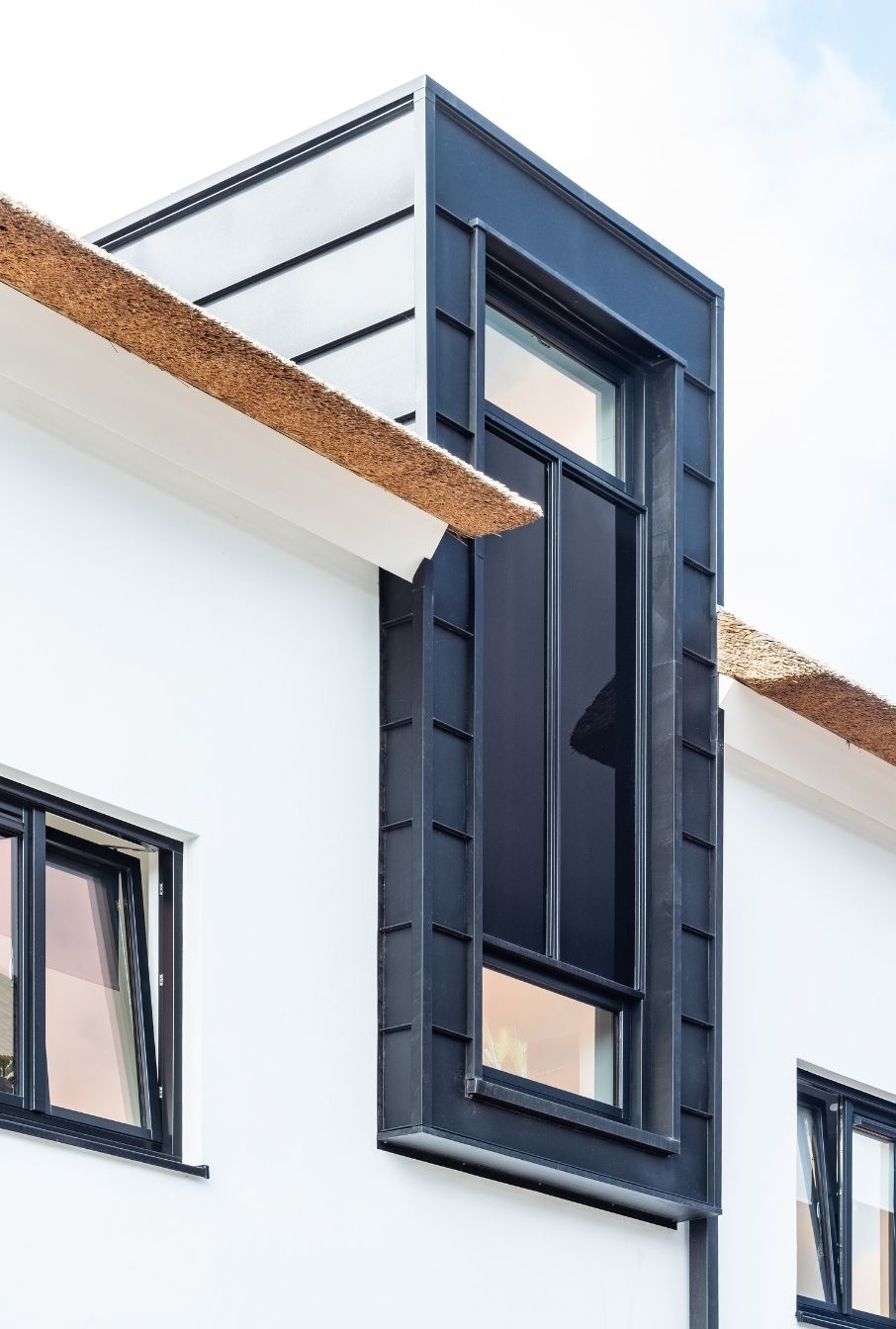 AG architecten moderne rietgedekte villa Heemskerk Detail zijkant