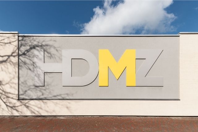 HDMZ Museum AG architecten logo buiten
