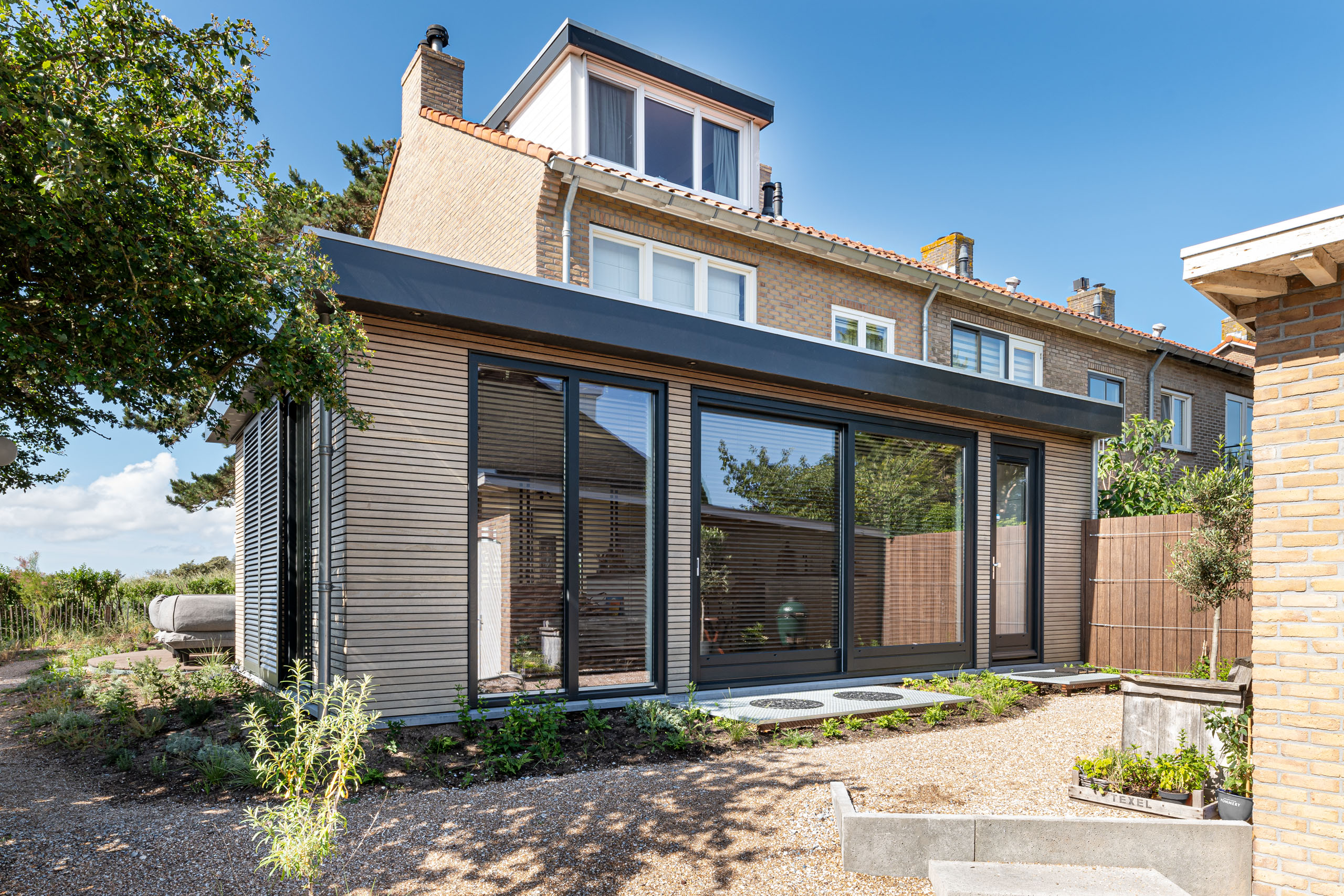 Uitbouw jaren 50 woning interieur woonkamer keuken