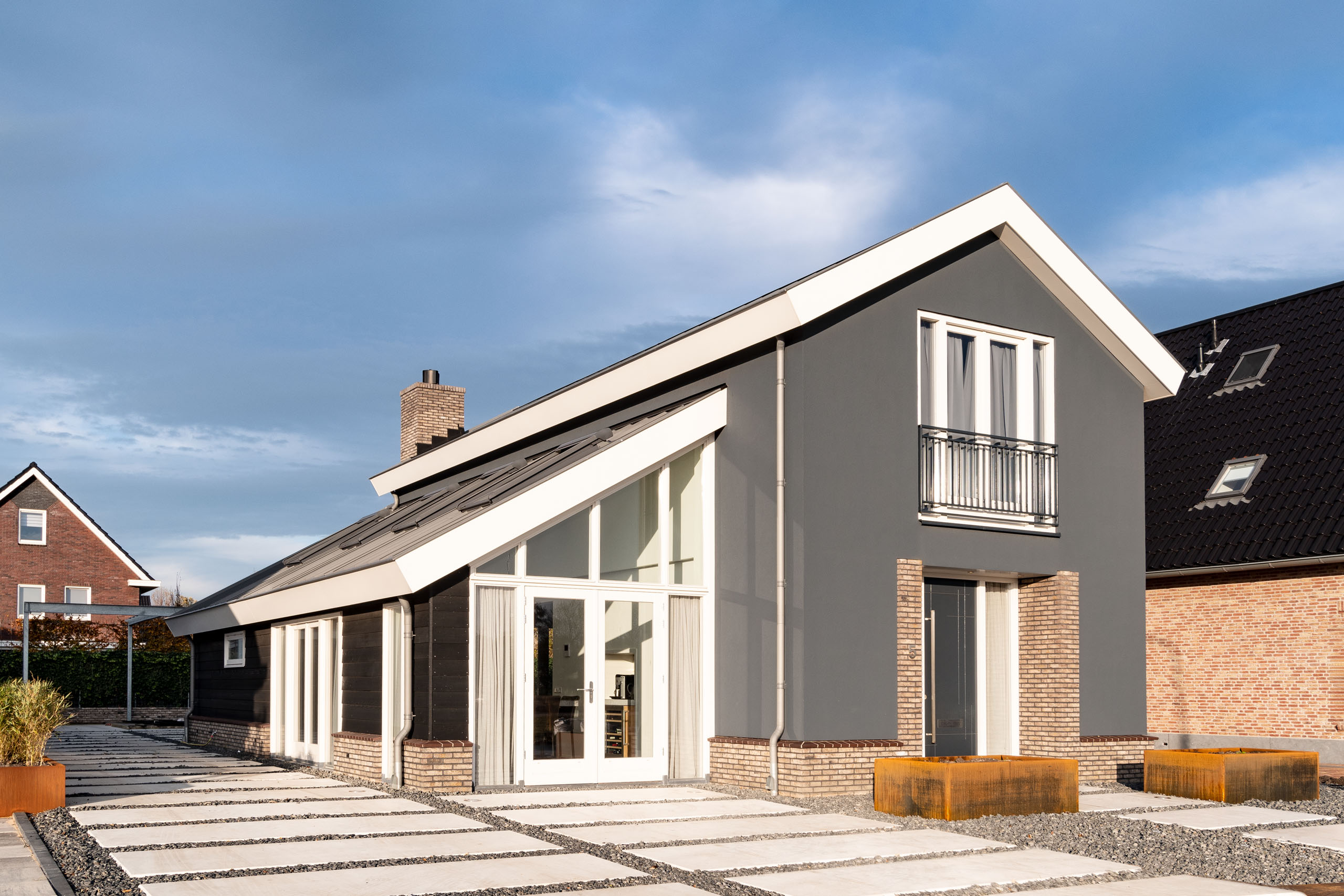 AG architecten moderne rietgedekte villa Heemskerk achterkant