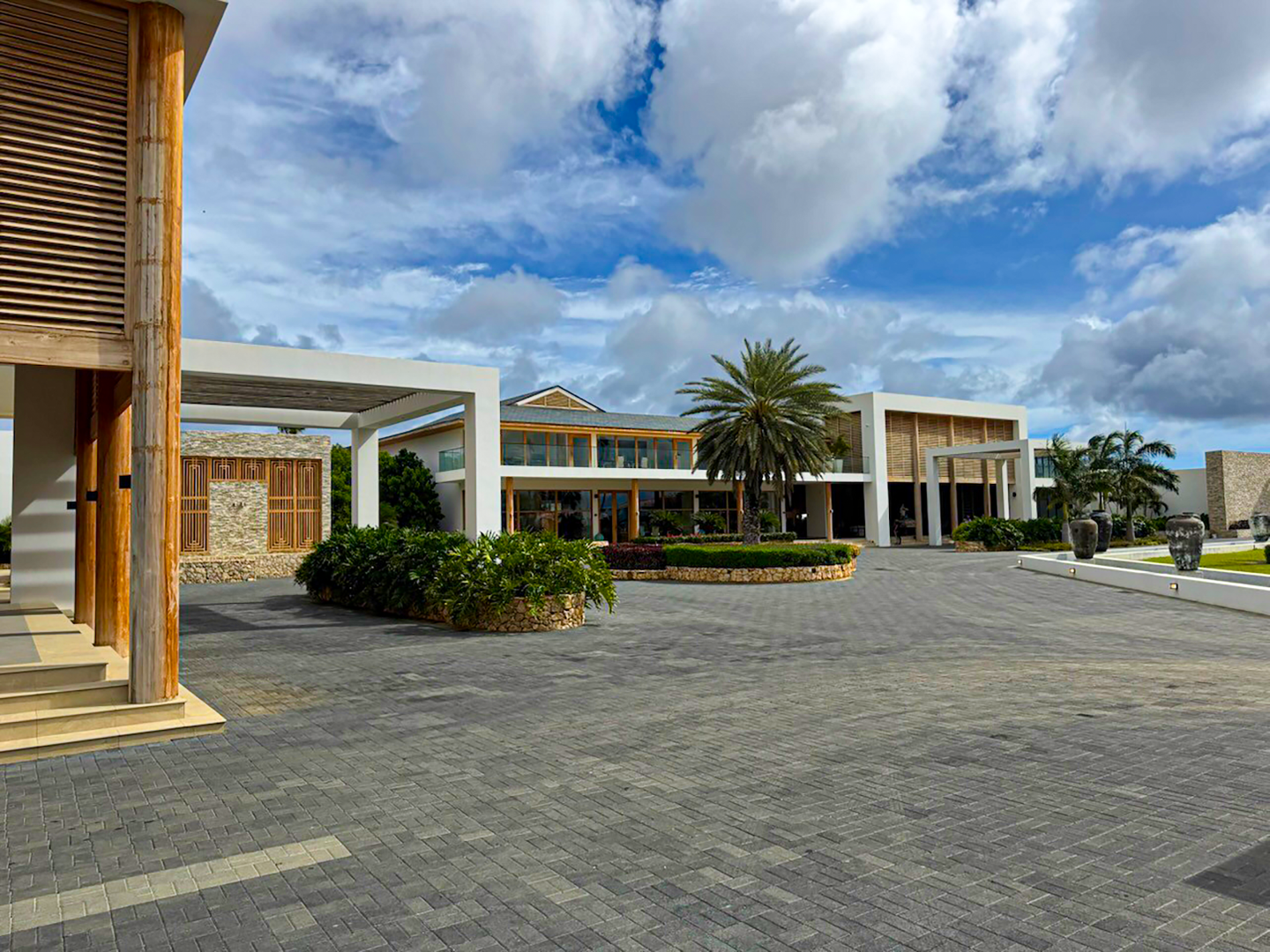 Plaza Beach Resort Bonaire AG architecten oprijlaan