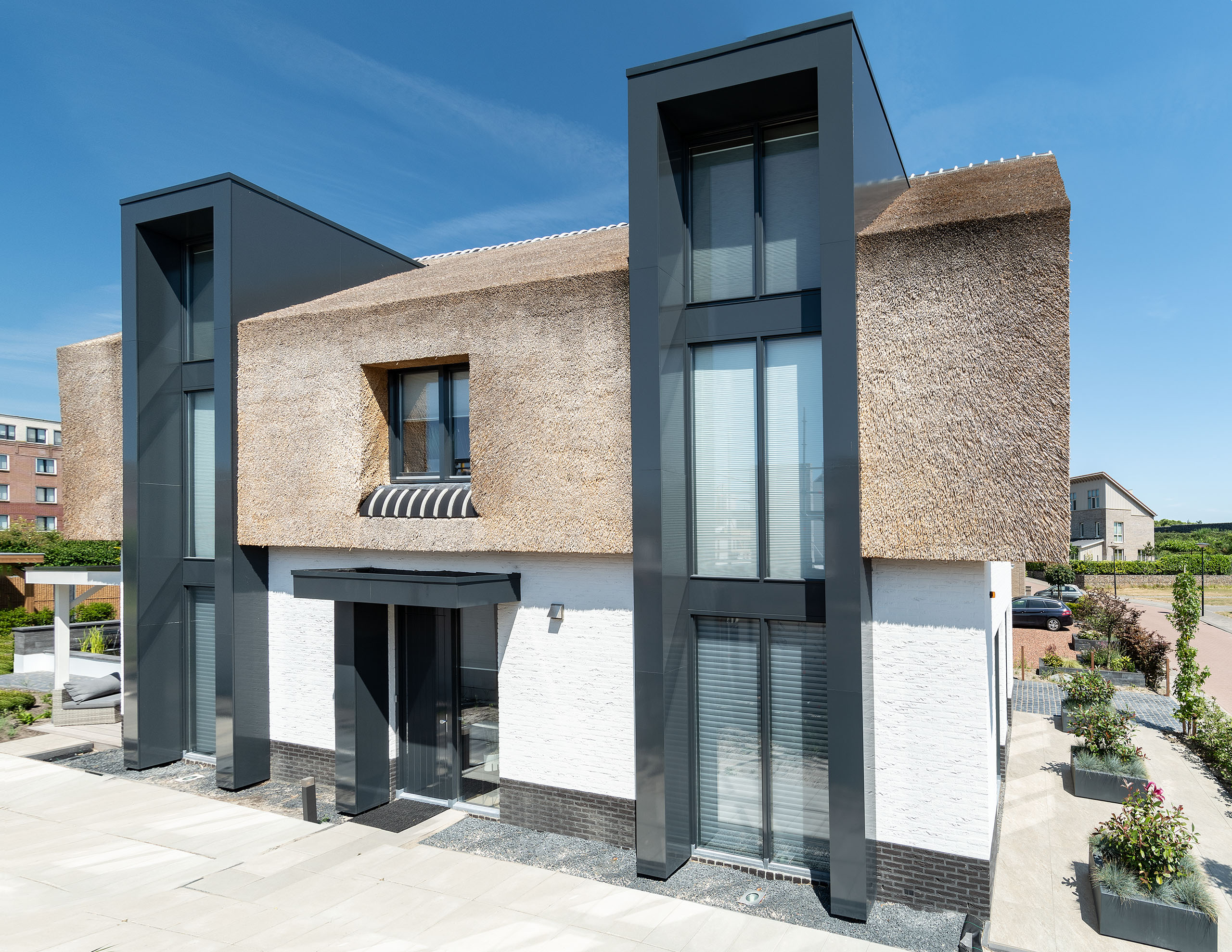 AG architecten moderne rietgedekte villa Heemskerk achterkant