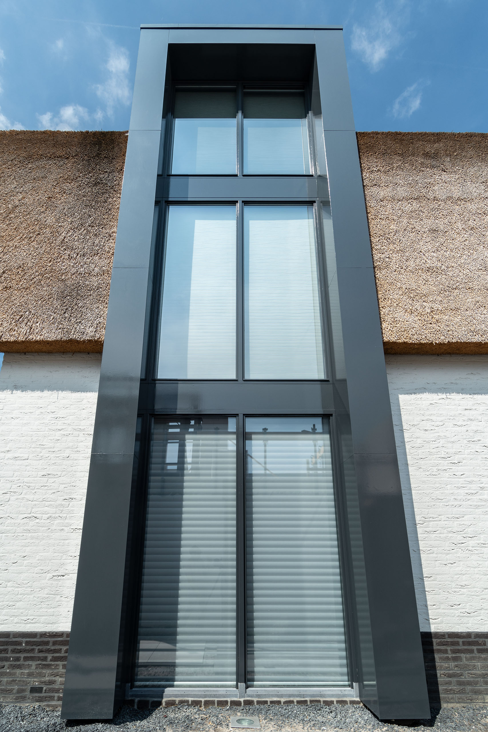 AG architecten moderne rietgedekte villa Heemskerk achterkant