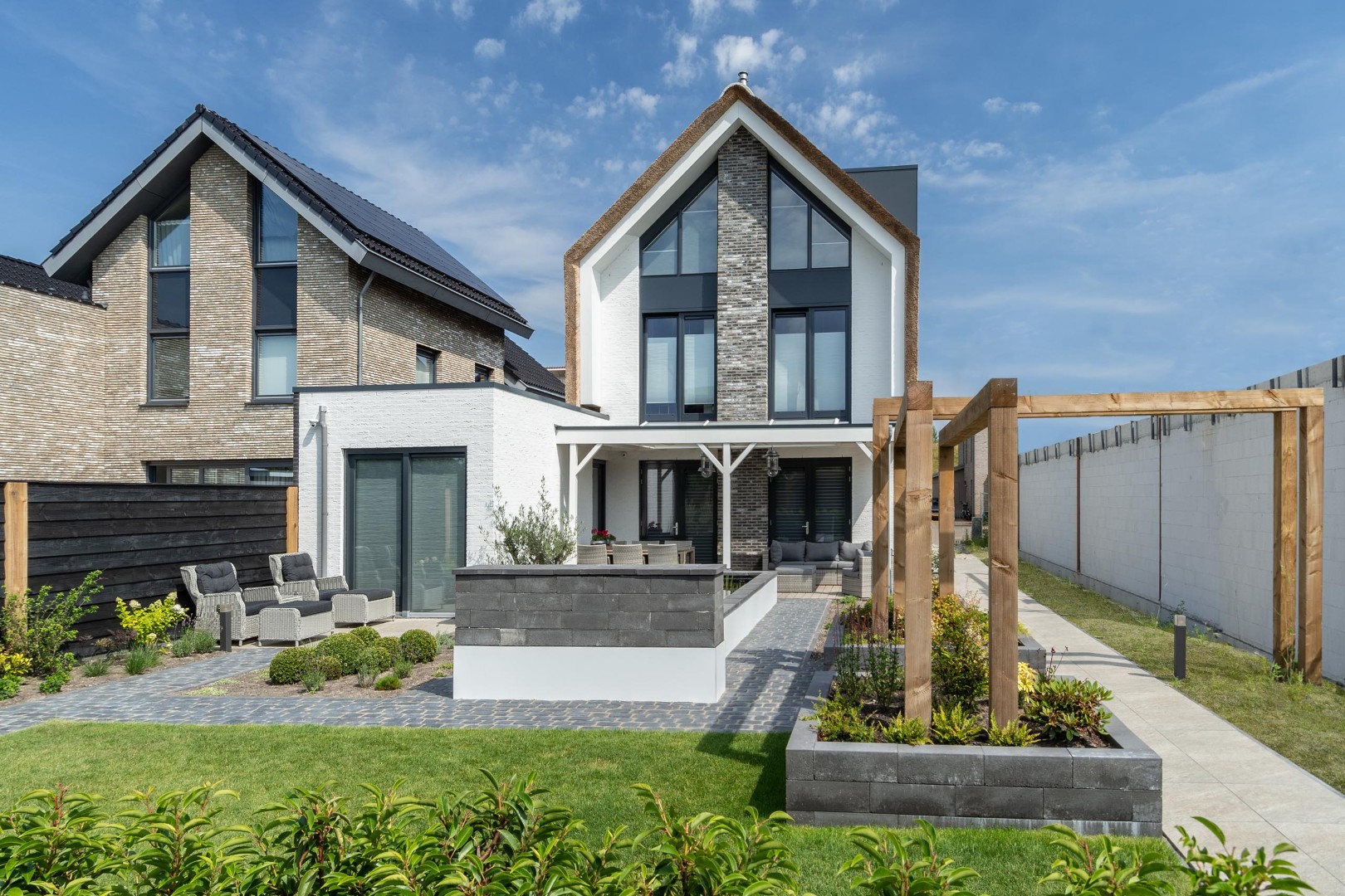 AG architecten moderne rietgedekte villa Heemskerk achterkant