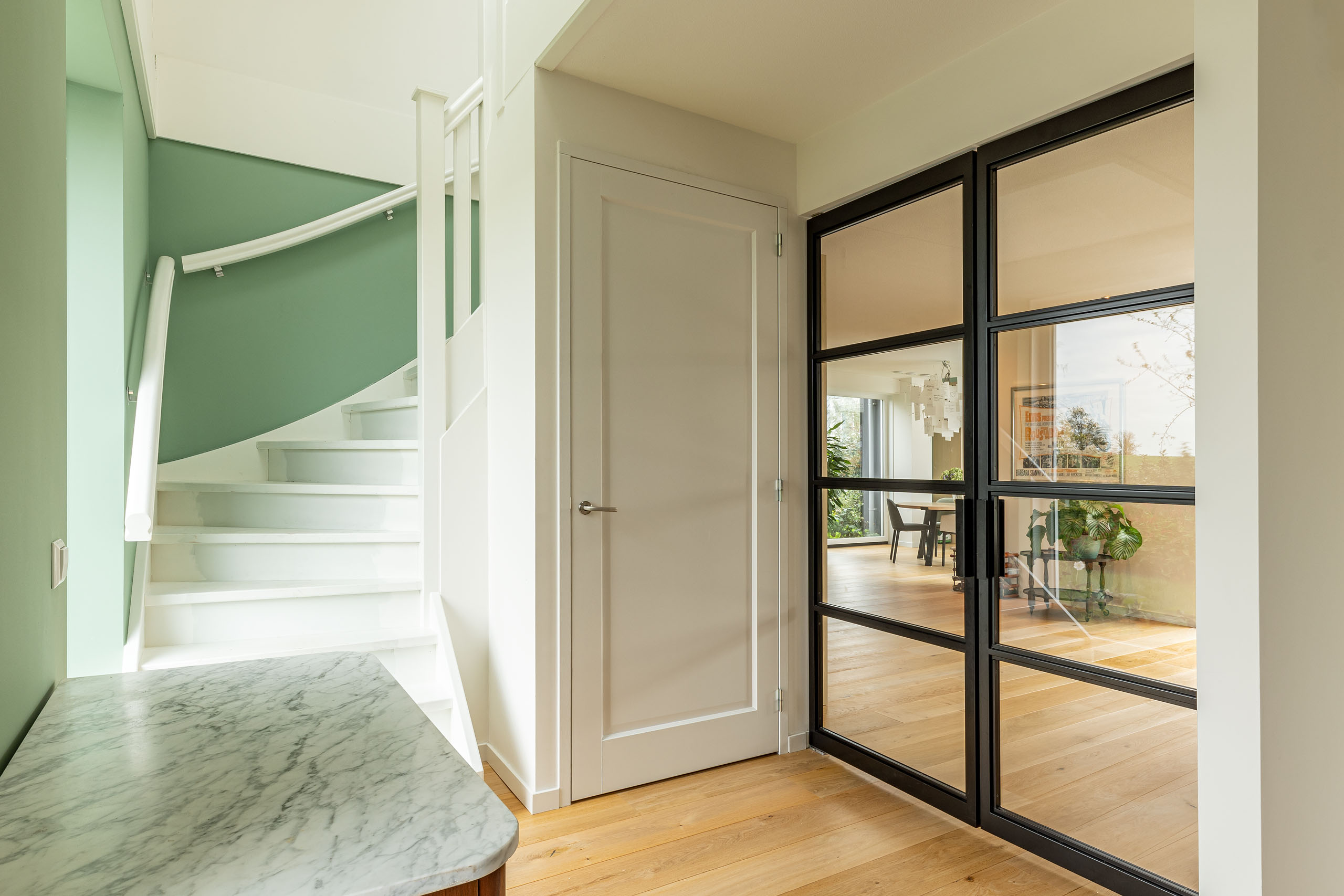 AG architecten moderne rietgedekte villa Heemskerk achterkant