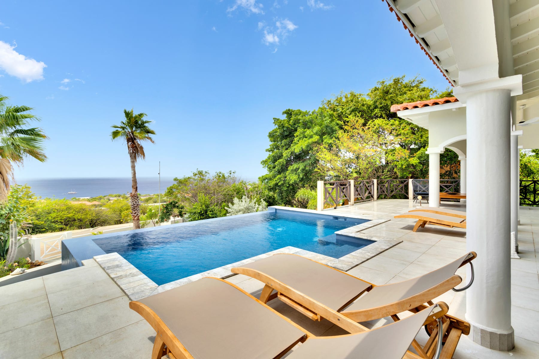 AG architecten moderne rietgedekte villa Heemskerk achterkant