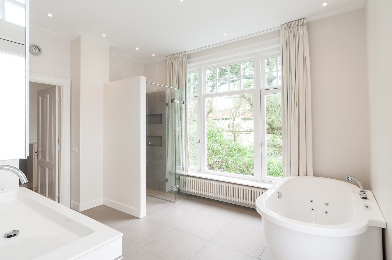 AG architecten moderne rietgedekte villa Heemskerk achterkant