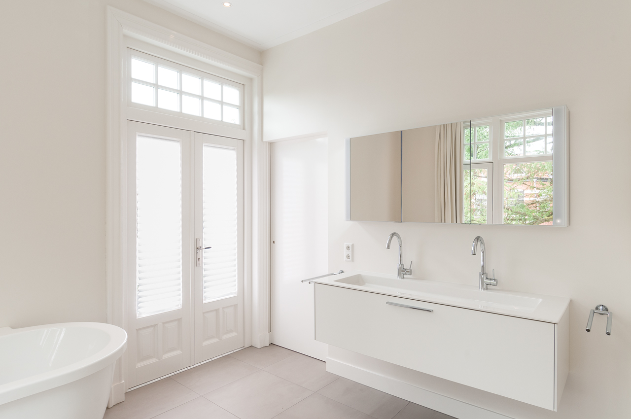 AG architecten moderne rietgedekte villa Heemskerk achterkant