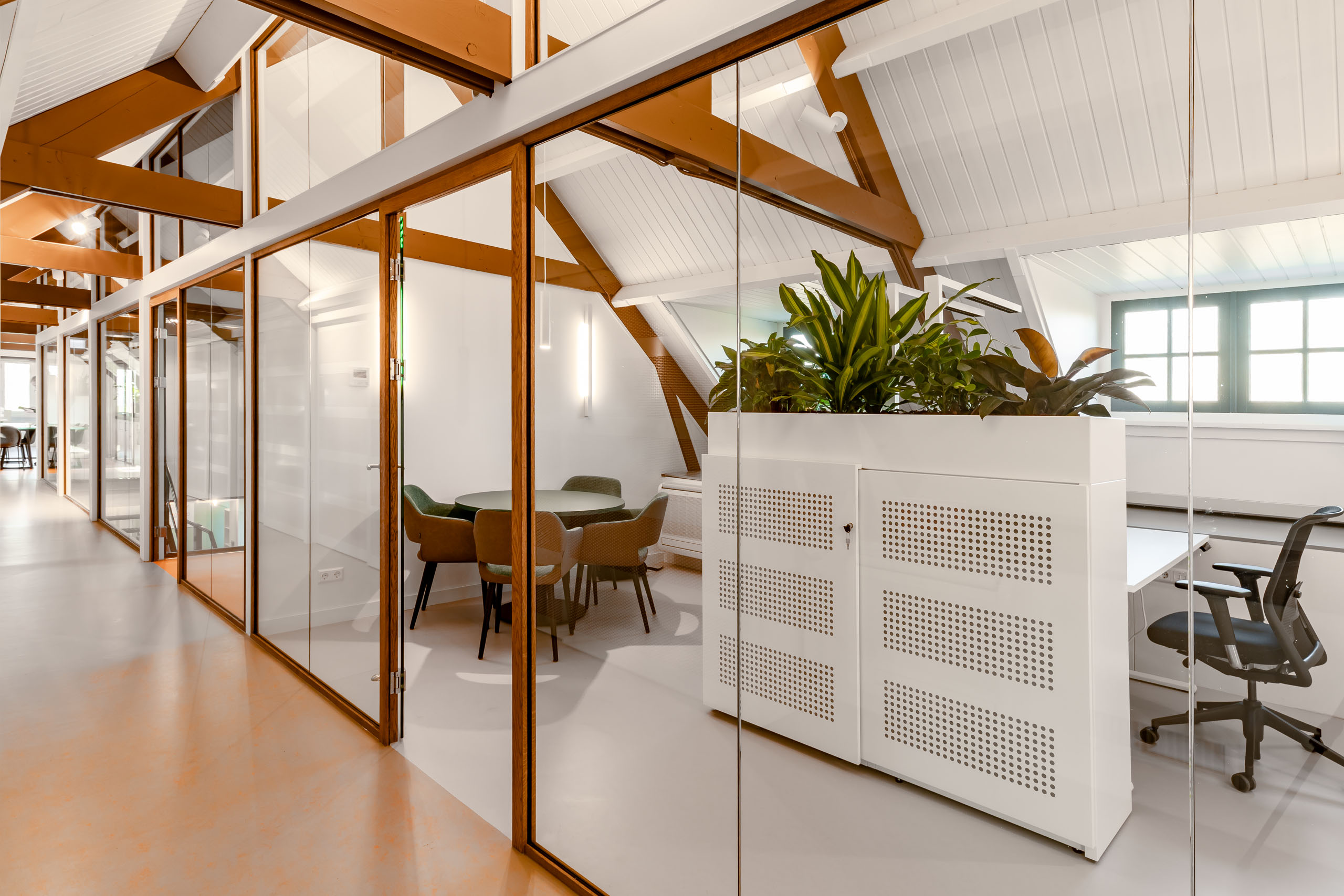 AG architecten moderne rietgedekte villa Heemskerk achterkant