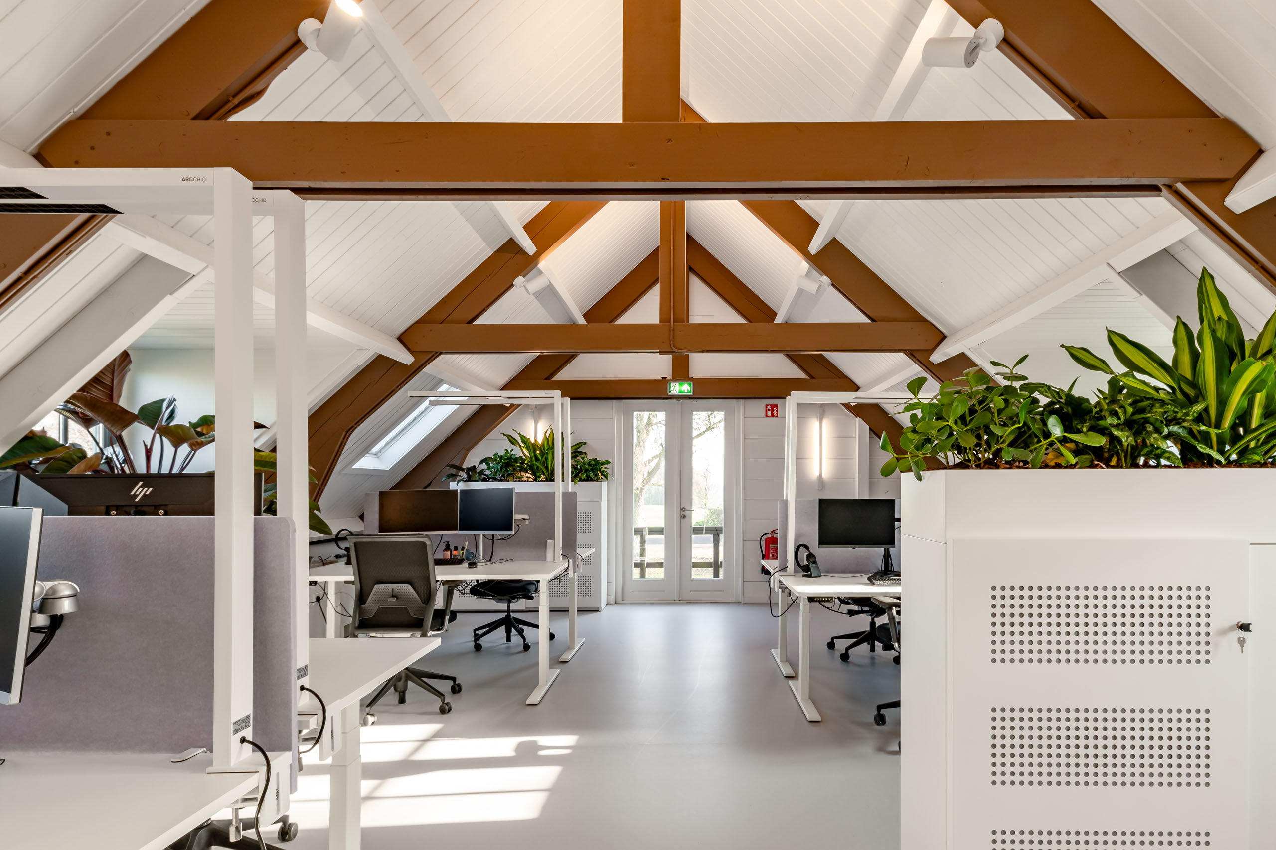 AG architecten moderne rietgedekte villa Heemskerk achterkant