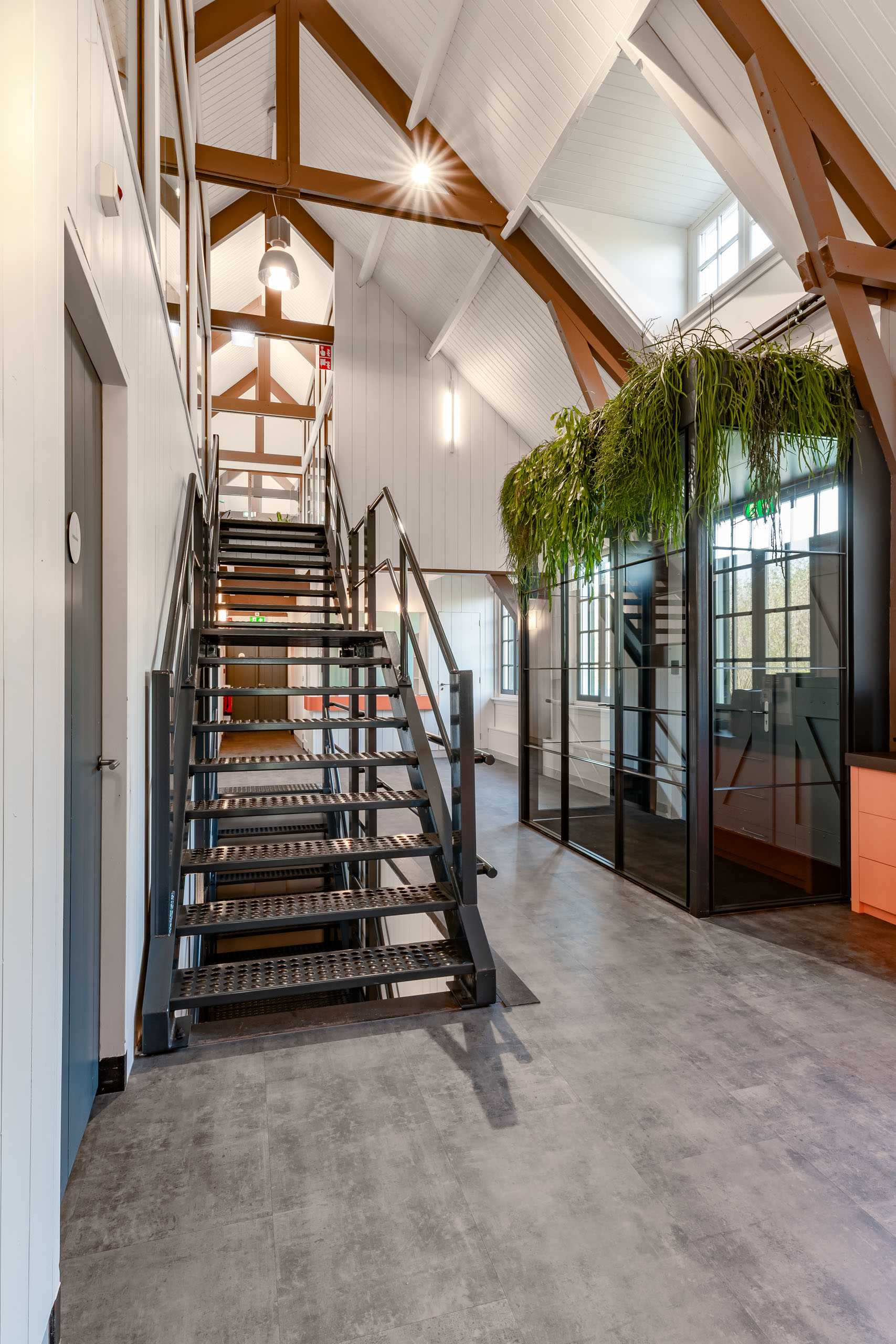 AG architecten moderne rietgedekte villa Heemskerk achterkant