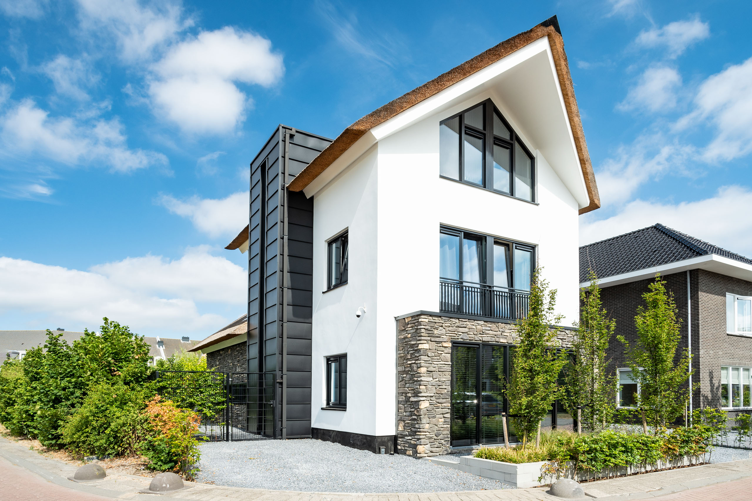 AG architecten moderne rietgedekte villa Heemskerk Voorkant-