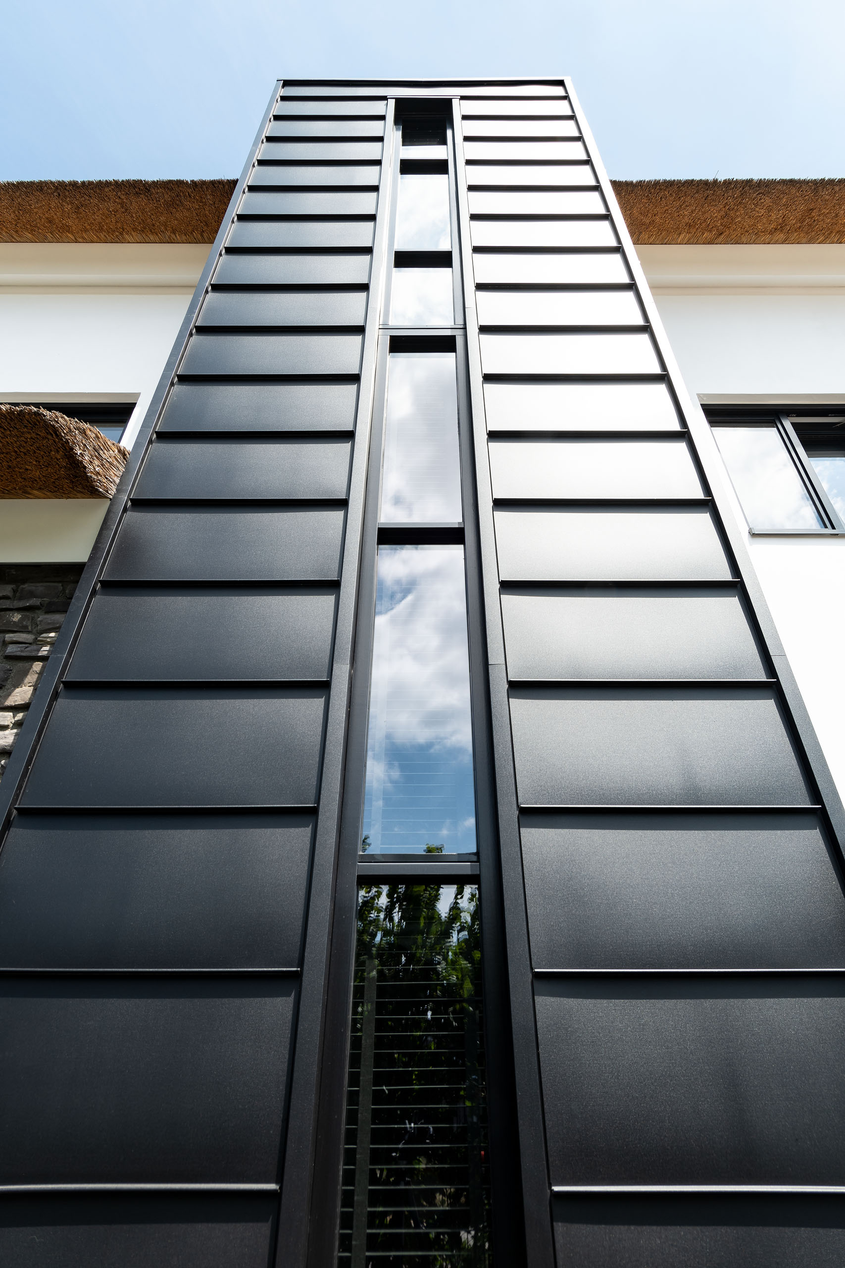 AG architecten moderne rietgedekte villa Heemskerk achterkant