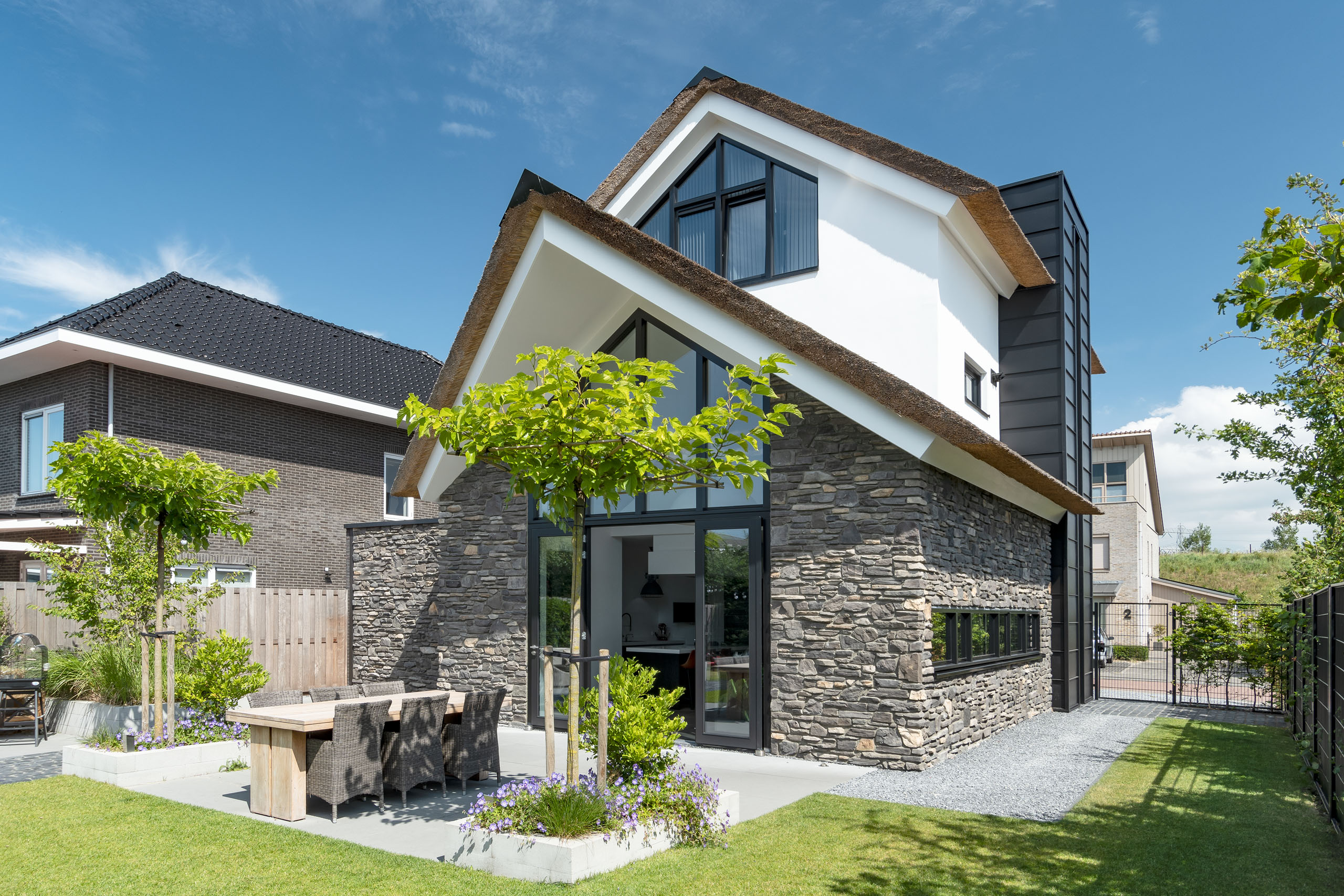 AG architecten moderne rietgedekte villa Heemskerk Woonkeuken