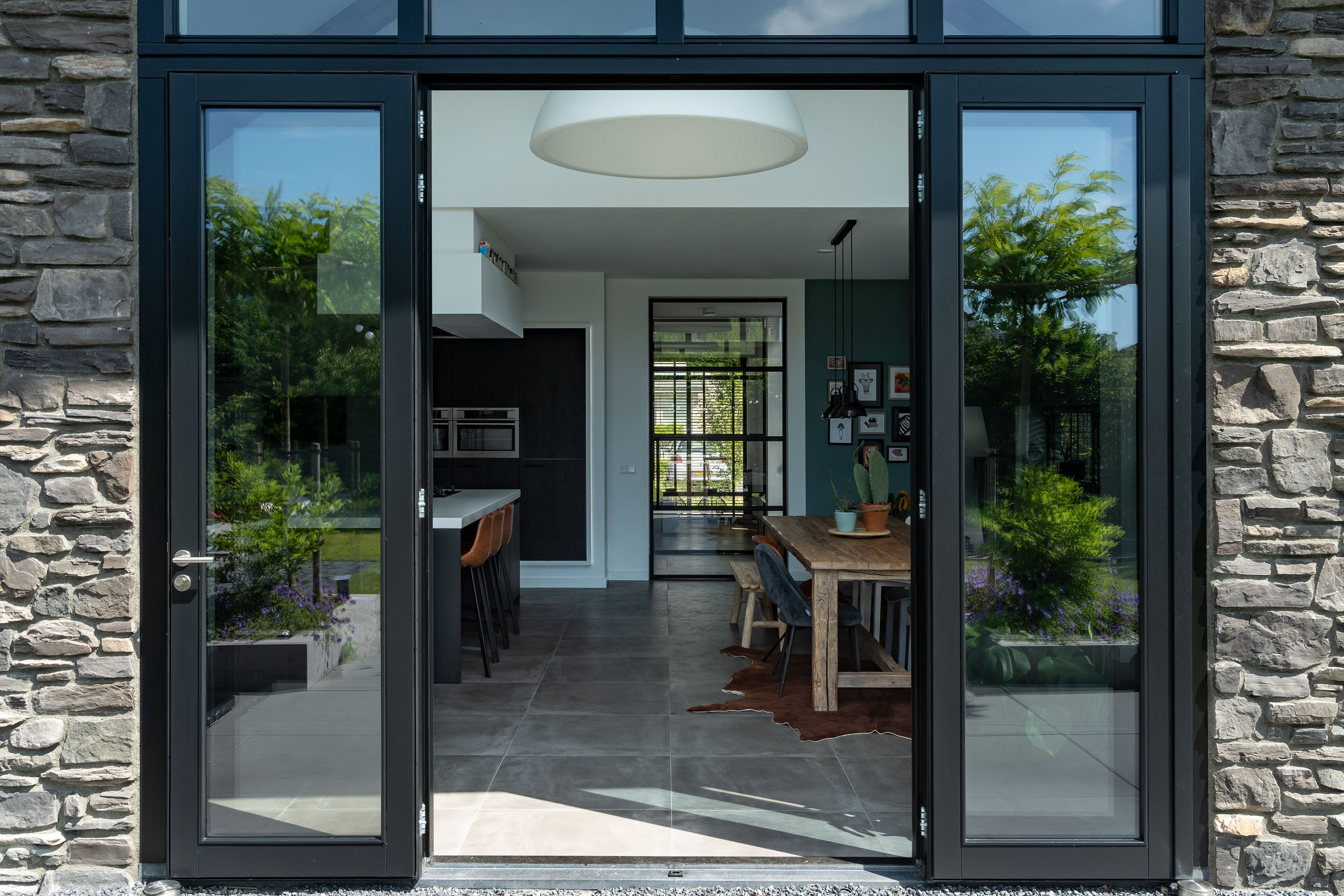 AG architecten moderne rietgedekte villa Heemskerk achterkant